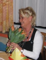 inka-mit-blumengeschenk.jpg