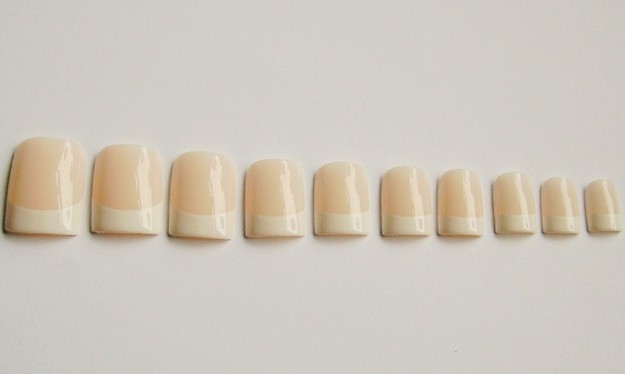 kuenstliche-fingernaegel-french-wide-short-6652.jpg